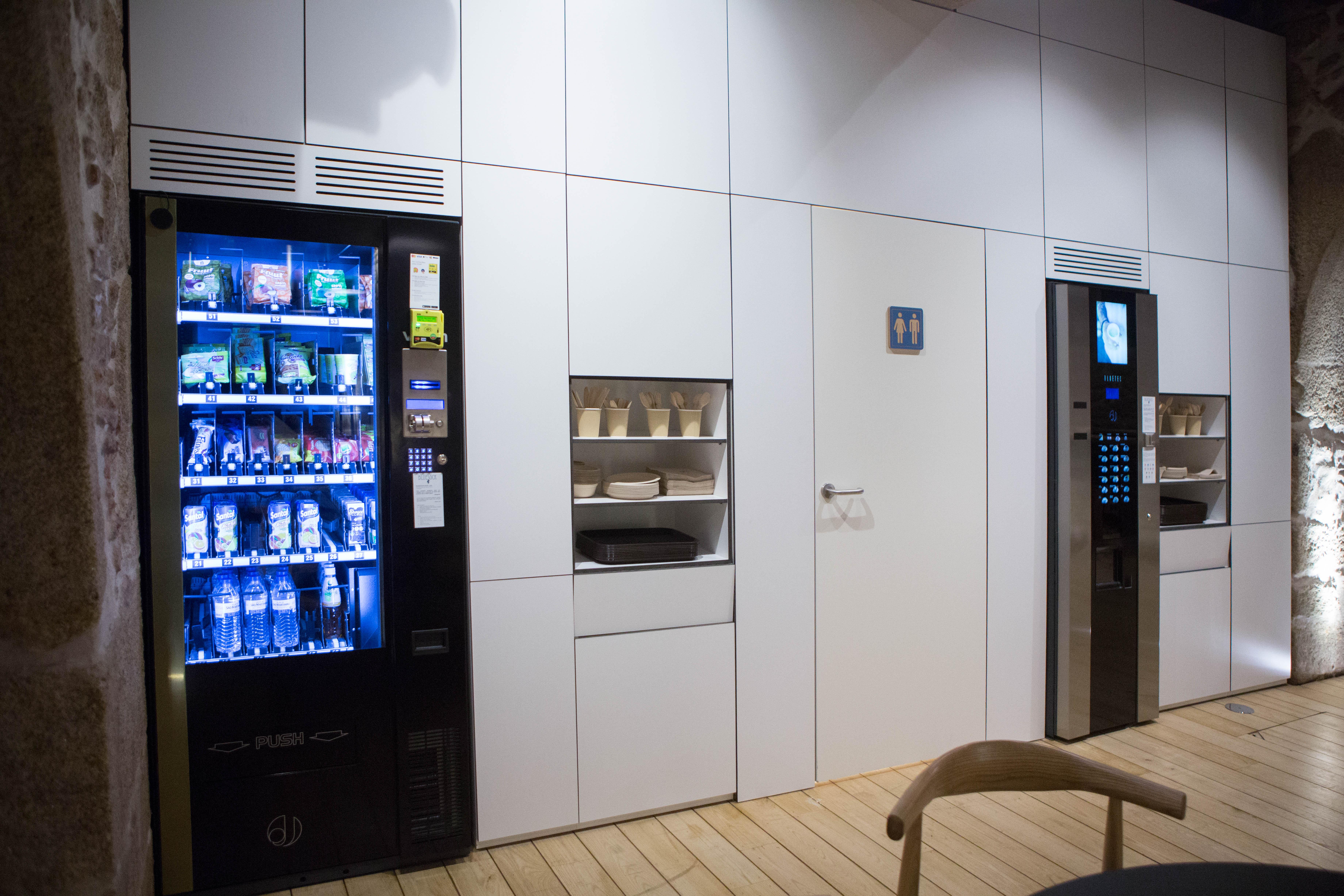 Bluesock Hostels Porto Exterior photo A vending machine in a coffee shop