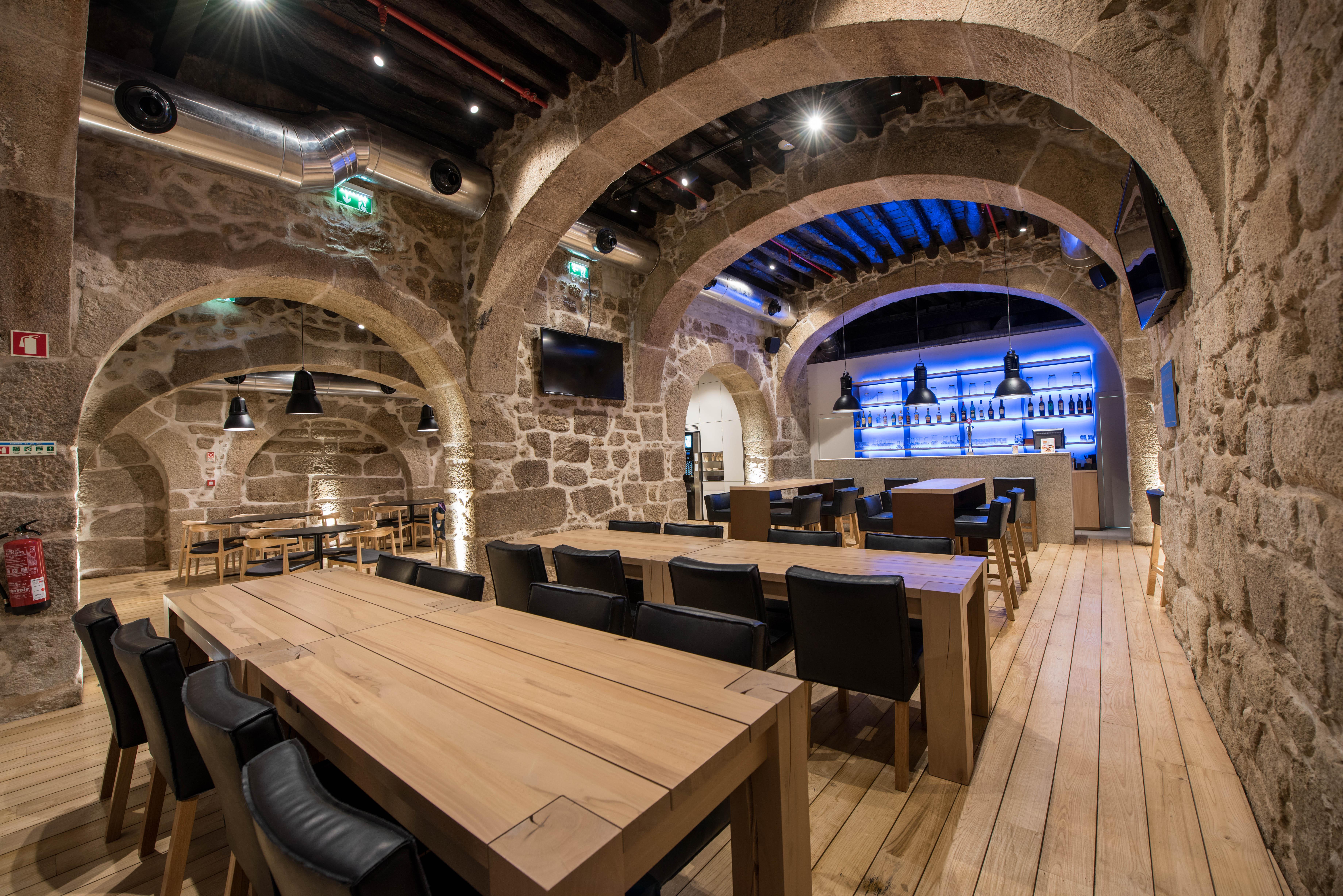 Bluesock Hostels Porto Exterior photo The interior of the restaurant