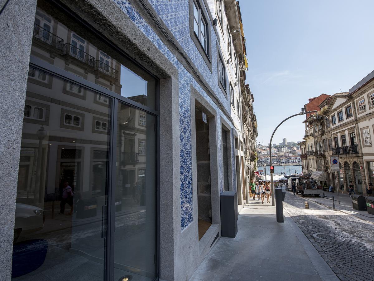 Bluesock Hostels Porto Exterior photo The facade of the building, with the azulejo tiles