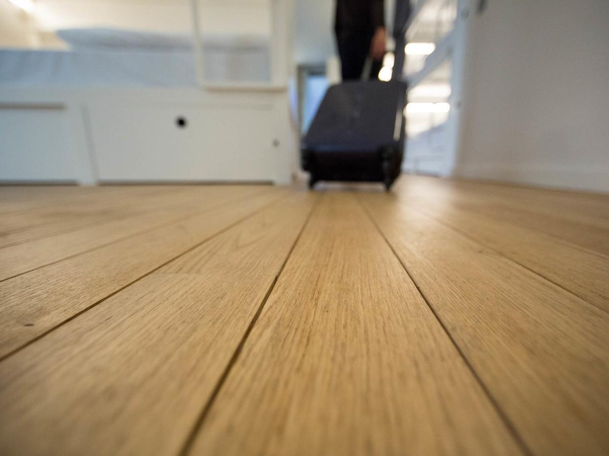 Bluesock Hostels Porto Exterior photo Laminate flooring