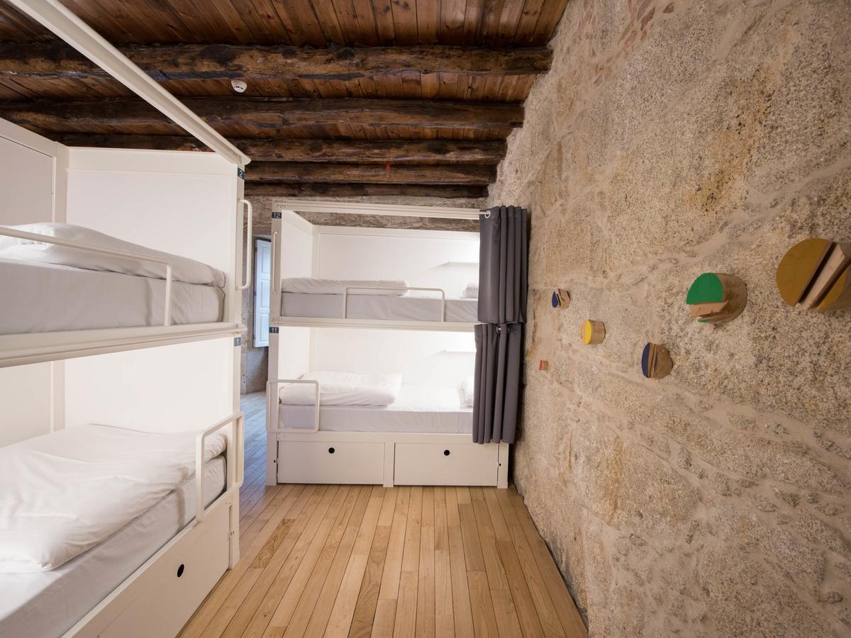 Bluesock Hostels Porto Exterior photo A room at the hostel