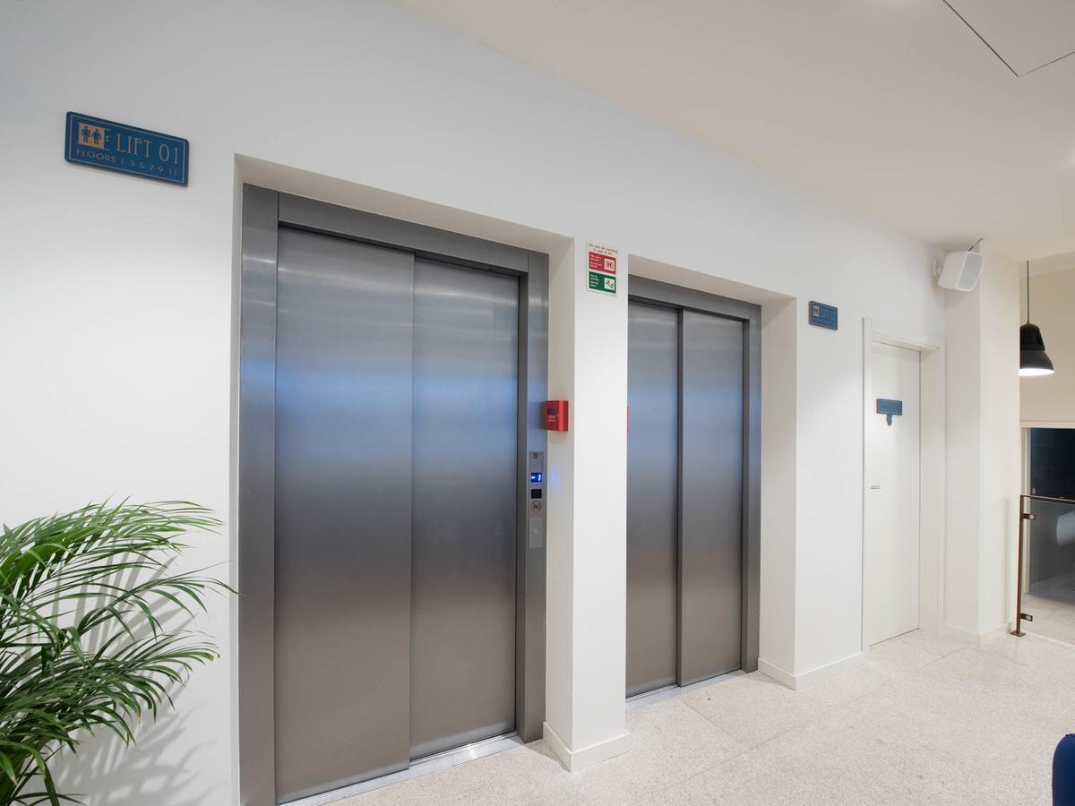 Bluesock Hostels Porto Exterior photo Elevators in a modern office building