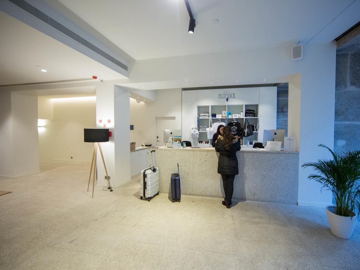 Bluesock Hostels Porto Exterior photo The lounge at the airport
