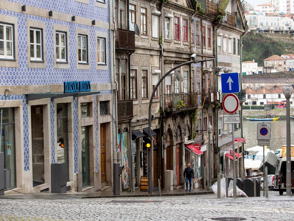 Bluesock Hostels Porto Exterior photo The entrance to the station, located on the Avenida da República