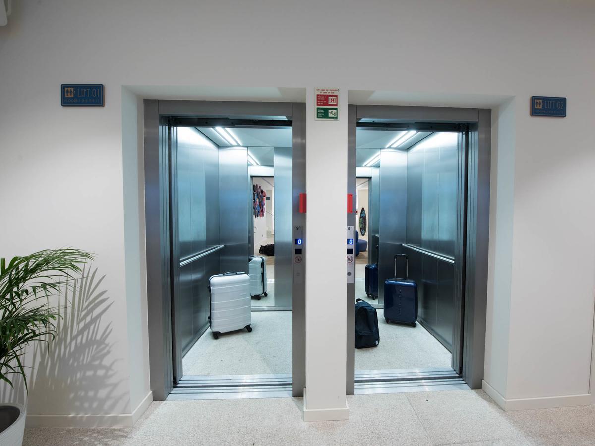 Bluesock Hostels Porto Exterior photo Two elevators with open doors