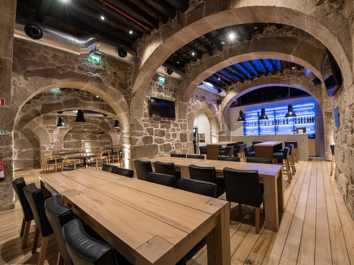 Bluesock Hostels Porto Exterior photo Restaurant interior