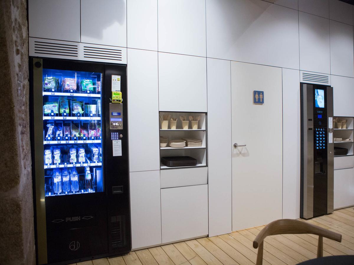 Bluesock Hostels Porto Exterior photo A vending machine in a coffee shop