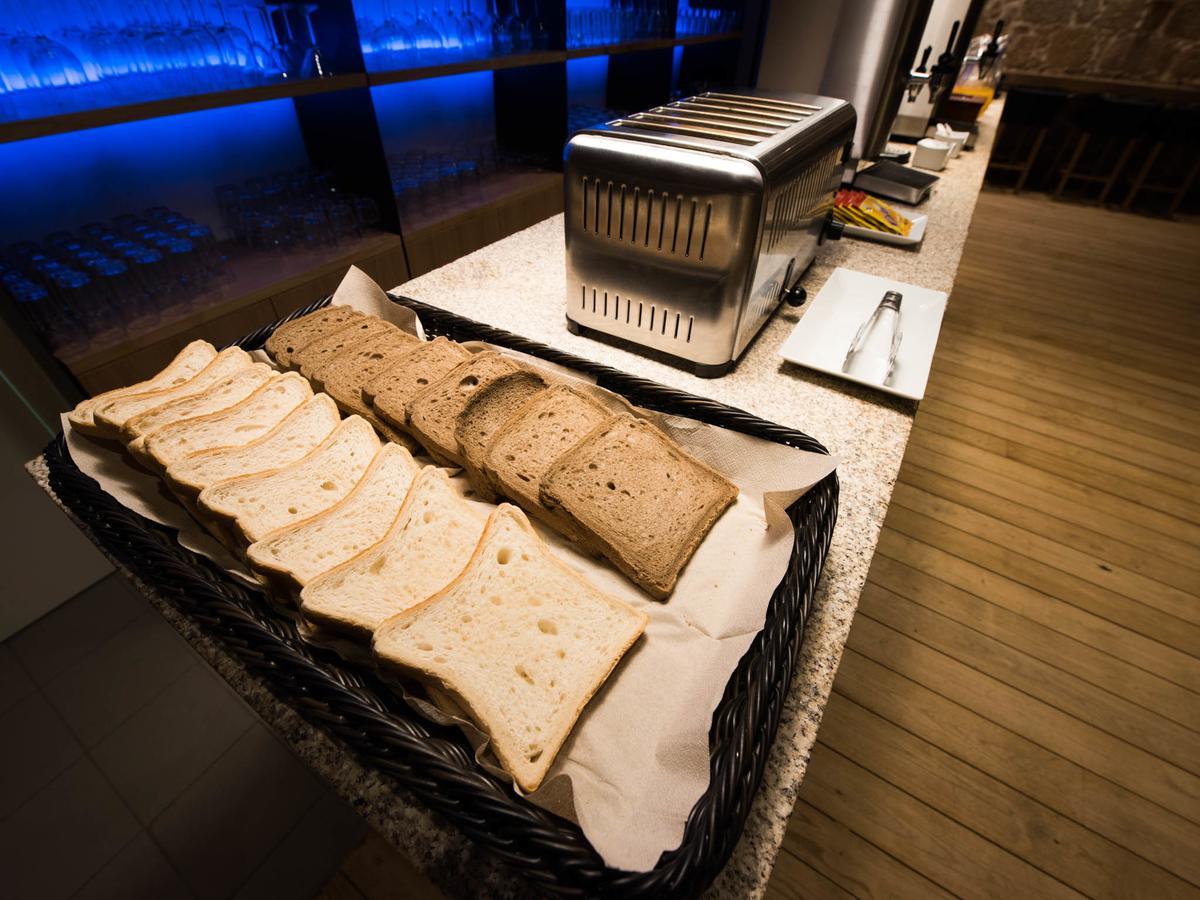 Bluesock Hostels Porto Exterior photo A bread station