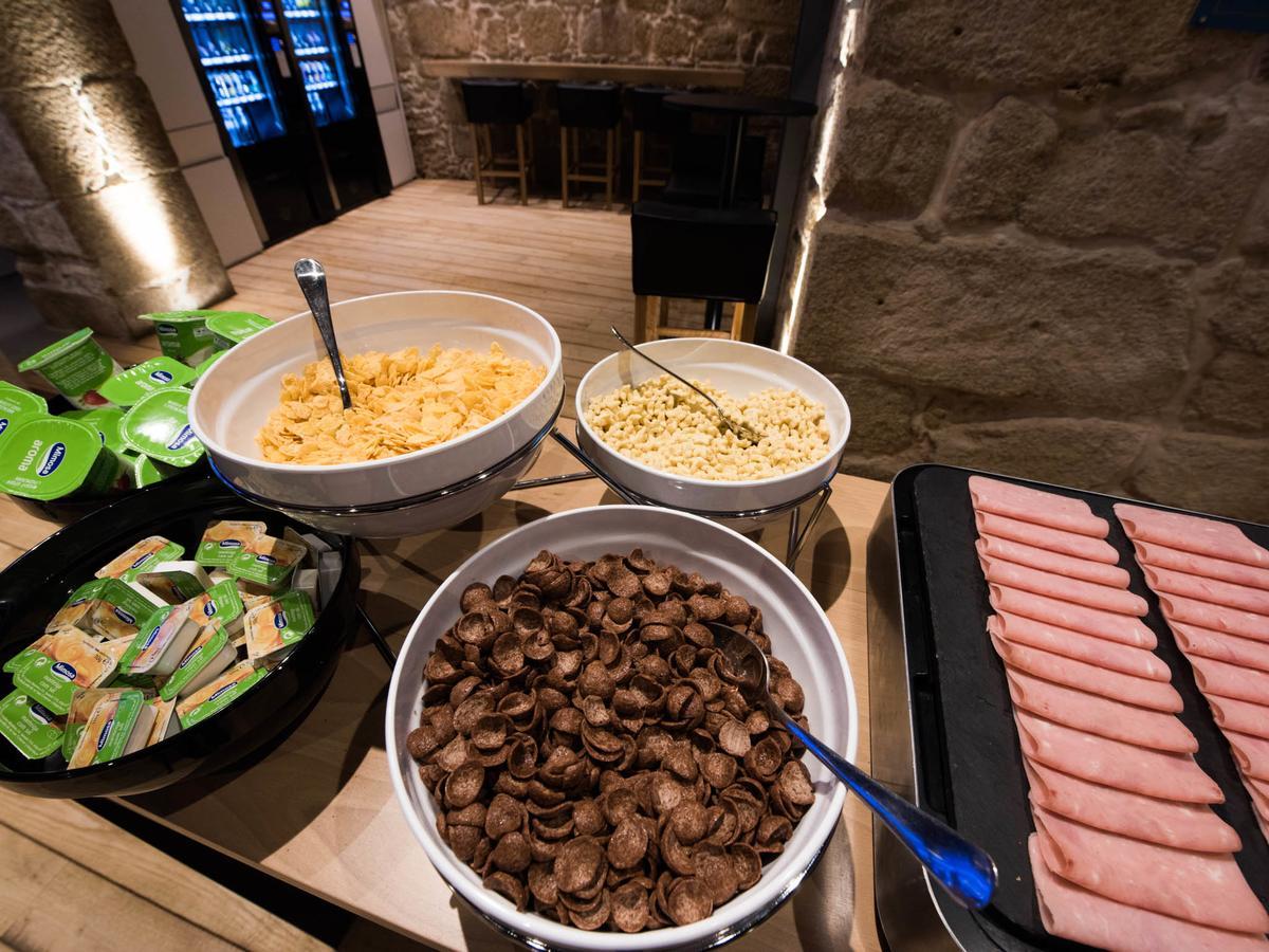 Bluesock Hostels Porto Exterior photo A selection of cold cuts at a buffet