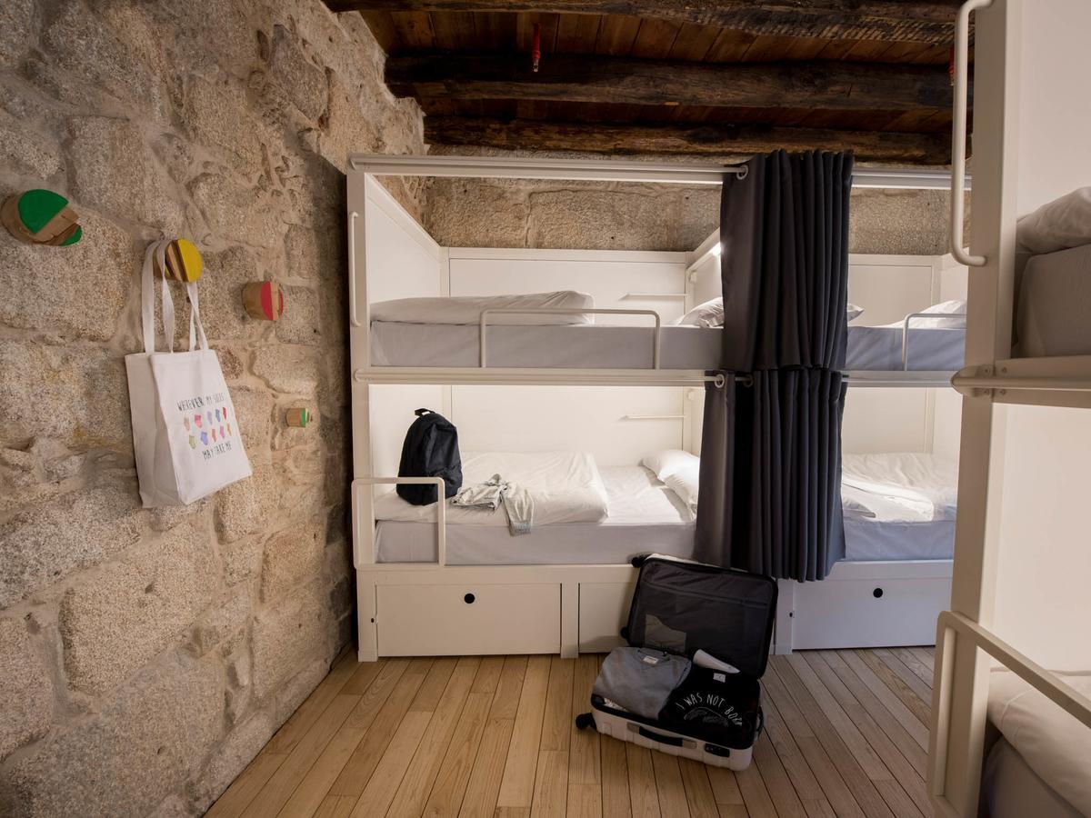Bluesock Hostels Porto Exterior photo Hostel room