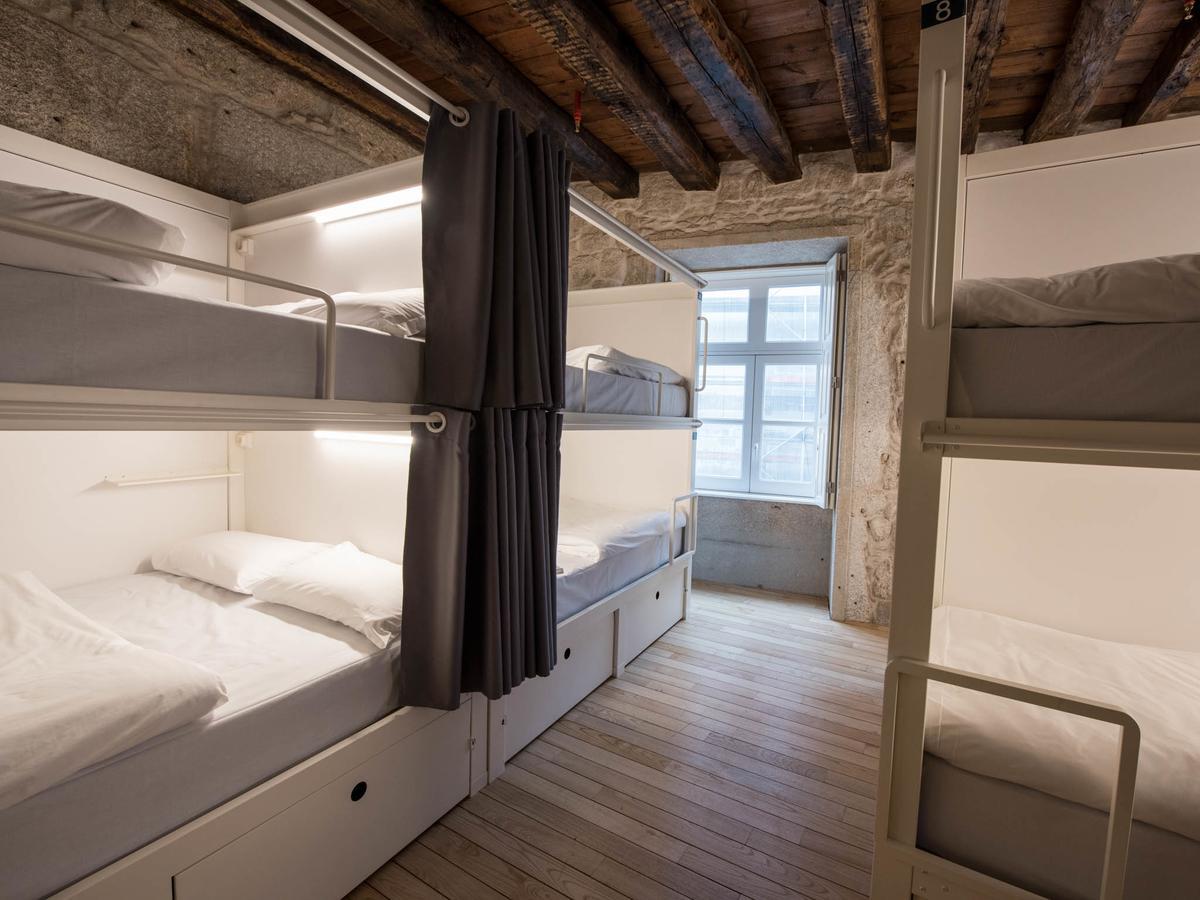 Bluesock Hostels Porto Exterior photo A typical room at the hostel