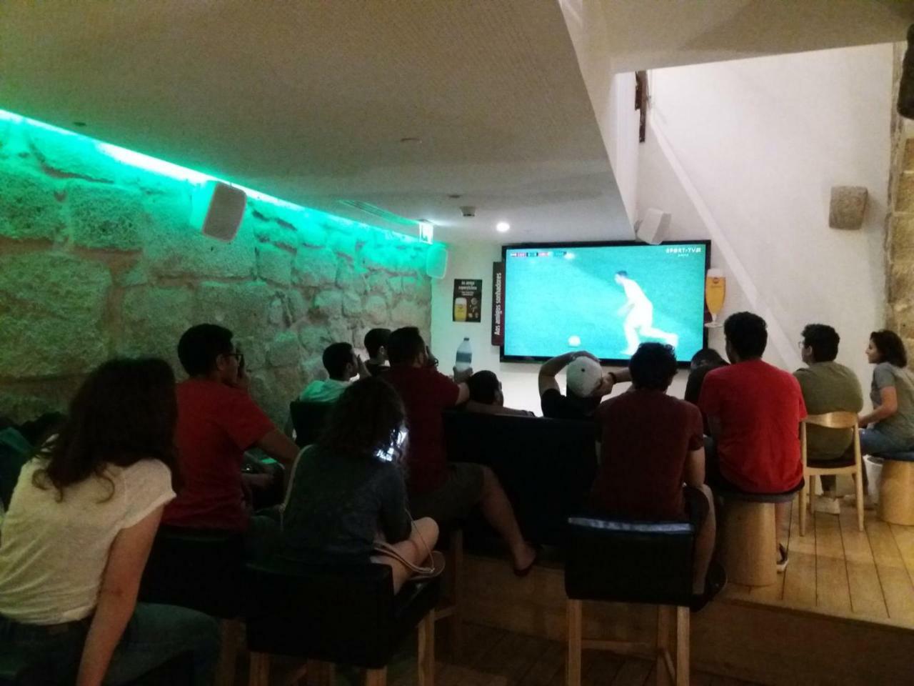 Bluesock Hostels Porto Exterior photo A group of people playing League of Legends